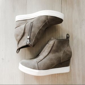 Womens 7 wedgie tennies. Zipper closure. Very light wear, maybe worn 4 times